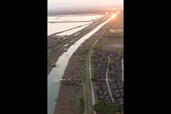 Schrägluftbild von Marina Romea im Bundesland Emilia-Romagna, Italien