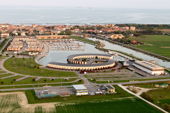 Drohnenbild von Casalborsetti im Bundesland Emilia-Romagna, Italien