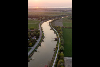 Casalborsetti im Bundesland Emilia-Romagna, Italien aus der Drohnenperspektive