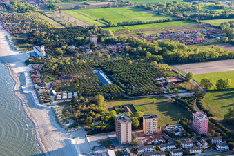 Luftbild von Ortsteil Lido di Pomposa-Lido degli Scacchi in Comacchio im Bundesland Ferrara, Italien