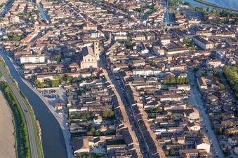 Comacchio im Bundesland Ferrara, Italien aus der Drohnenperspektive