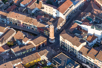 Turm- Bauwerk Torre Civica auf Platz zwischen engen historischen Gassen in Comacchio in Emilia-Romagna im Bundesland Ferrara, Italien