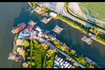 Flussnetzfischer am Kanal in Porto Garibaldi in Emilia-Romagna in Comacchio im Bundesland Ferrara, Italien