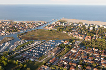 Porto Garibaldi im Bundesland Emilia-Romagna, Italien vom Flugzeug aus