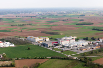 Schrägluftbild von Aonedis di Qua im Bundesland Friaul-Julisch Venetien, Italien