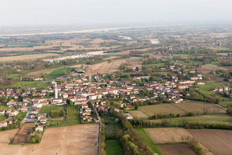 Luftbild von Tauriano im Bundesland Friaul-Julisch Venetien, Italien