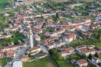 Kirchenturm und Turm- Dach am Kirchengebäude der Chiesa di San Nicolò in Spilimbergo in Friuli-Venezia Giulia im Bundesland Pordenone, Italien