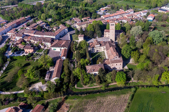 Luftaufnahme von Kirchengebäude des Abtei Abbazia di Santa Maria in Silvis in Sesto Al Reghena in Friuli-Venezia Giulia in Sesto al Reghena im Bundesland Pordenone, Italien