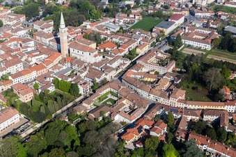 Kirchengebäude der Kathedrale Duomo di San Vito Al Tagliamento in San Vito al Tagliamento in Friuli-Venezia Giulia im Bundesland Pordenone, Italien