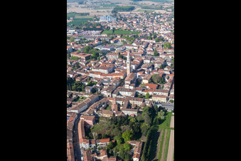 Luftbild von Kirchengebäude der Kathedrale Duomo di San Vito Al Tagliamento in San Vito al Tagliamento in Friuli-Venezia Giulia im Bundesland Pordenone, Italien