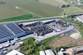 Ruine des abgebrannten Fabrik - Gebäudes Cooperativa Trasporti Alimentari (R.L.) in Zona Industriale Ponte Rosso in Friuli-Venezia Giulia in San Vito al Tagliamento im Bundesland Pordenone, Italien