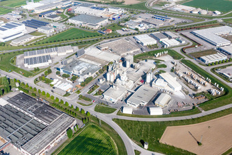 Gebäude und Produktionshallen auf dem Werksgelände des Chemieproduzenten Sirmax SpA in Zona Industriale Ponte Rosso in Friuli-Venezia Giulia in San Vito al Tagliamento im Bundesland Pordenone, Italien