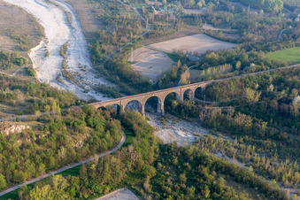 Viadukt des Bahn- Brückenbauwerk zur Streckenführung der Bahn- Gleise über den Torrente in Cavasso Nuovo in Friuli-Venezia Giulia im Bundesland Pordenone, Italien von oben
