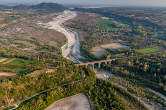 Viadukt des Bahn- Brückenbauwerk zur Streckenführung der Bahn- Gleise über den Torrente in Cavasso Nuovo in Friuli-Venezia Giulia im Bundesland Pordenone, Italien aus der Luft