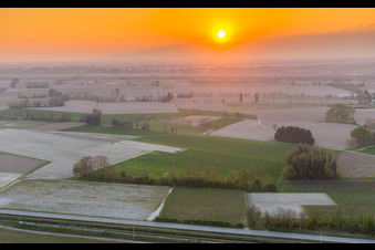 Sonnenuntergang über der Landschaft des Tagliamento in Domanins in Friuli-Venezia Giulia im Ortsteil Rauscedo-Domanins in San Giorgio della Richinvelda im Bundesland Pordenone, Italien
