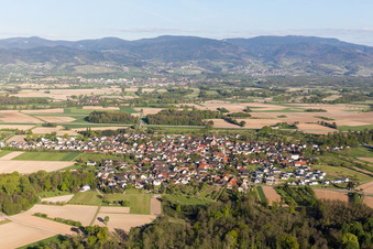 Dorf - Ansicht am Rande von landwirtschaftlichen Feldern und Nutzflächen in Unzhurst in Ottersweier im Bundesland Baden-Württemberg, Deutschland