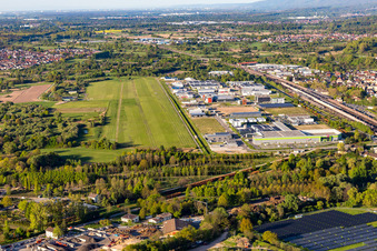 Segelflug- Gelände auf dem Flugplatz der Aero-Club Oos und Gewerbegebiet am Flugfeld im Ortsteil Oos in Baden-Baden im Bundesland Baden-Württemberg, Deutschland