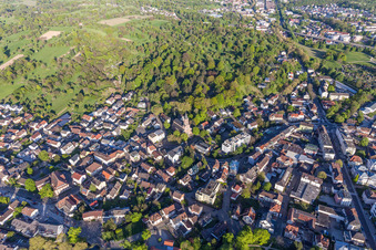 Ortsansicht der Straßen und Häuser der Wohngebiete vor dem Friedhofswald im Ortsteil Oos in Baden-Baden im Bundesland Baden-Württemberg, Deutschland