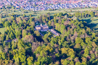 Schrägluftbild von Schloß Favorite bei Förch in Rastatt im Bundesland Baden-Württemberg, Deutschland