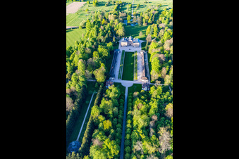 Schloß Favorite bei Förch in Rastatt im Bundesland Baden-Württemberg, Deutschland von der Drohne aus gesehen