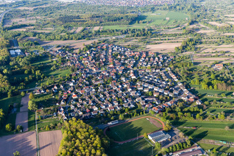 Ortsansicht der Straßen und Häuser der Wohngebiete im Ortsteil Rauental in Rastatt im Bundesland Baden-Württemberg, Deutschland