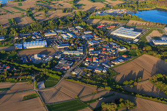 Industriegebiet Industriestraße aus Westen mit OFTEC Oberflächentechnik GmbH & Co. KG und Faurecia Innenraum Systeme GmbH in Hagenbach im Bundesland Rheinland-Pfalz, Deutschland