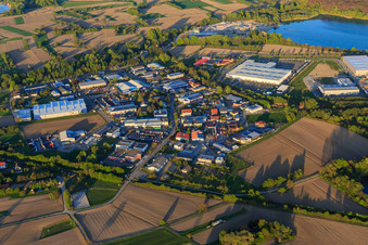 Industriegebiet Industriestraße aus Südwesten mit OFTEC Oberflächentechnik GmbH & Co. KG und Faurecia Innenraum Systeme GmbH in Hagenbach im Bundesland Rheinland-Pfalz, Deutschland