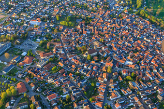 Stadtzentrum mit Kirche und Rathaus in Hagenbach im Bundesland Rheinland-Pfalz, Deutschland