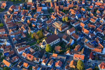 Luftbild von Stadtzentrum mit Kirche und Rathaus in Hagenbach im Bundesland Rheinland-Pfalz, Deutschland