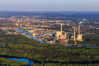 Karlsruher Rheinhäfen jenseits des Rheins mit EnBW Energie Baden-Württemberg AG, Rheinhafen-Dampfkraftwerk Karlsruhe am Abend aus Westen im Ortsteil Daxlanden, Deutschland
