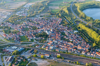 Ortsansicht der Straßen und Häuser der Wohngebiete in Wörth am Rhein im Bundesland Rheinland-Pfalz, Deutschland