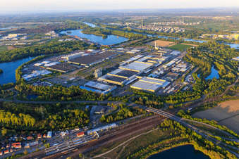 Übersicht des Industriepark Wörth GmbH mit  Mercedes-Benz Trucks in Wörth am Rhein im Bundesland Rheinland-Pfalz, Deutschland
