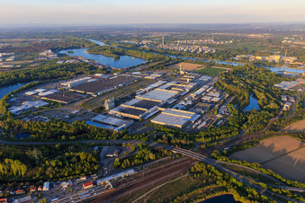 Luftbild von Übersicht des Industriepark Wörth GmbH mit  Mercedes-Benz Trucks in Wörth am Rhein im Bundesland Rheinland-Pfalz, Deutschland