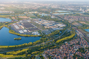 Gebäude und Produktionshallen auf dem Werksgelände des Daimler Automobilwerk Wörth in Wörth am Rhein im Ortsteil Maximiliansau im Bundesland Rheinland-Pfalz, Deutschland