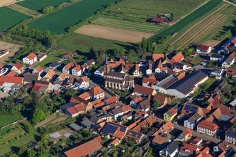 Hauptstraße mit Kirche St. Laurentius Schweighofen und Weingut Stefan Fischer im Bundesland Rheinland-Pfalz, Deutschland