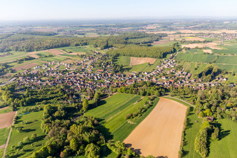 Dorf - Ansicht am Rande von landwirtschaftlichen Feldern und Nutzflächen in Lobsann in Grand Est im Bundesland Bas-Rhin, Frankreich