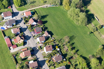 Schrägluftbild von Uttenhoffen im Bundesland Bas-Rhin, Frankreich