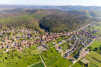 Wald und Berglandschaft in Offwiller in Grand Est im Bundesland Bas-Rhin, Frankreich