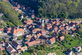 Luftbild von Kirchengebäude der Église Protestante d'Offwiller im Dorfkern in Offwiller in Grand Est im Bundesland Bas-Rhin, Frankreich