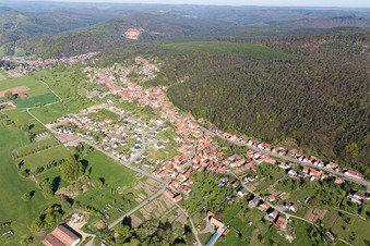 Offwiller im Bundesland Bas-Rhin, Frankreich aus der Drohnenperspektive