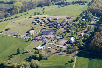 Zinswiller im Bundesland Bas-Rhin, Frankreich aus der Drohnenperspektive