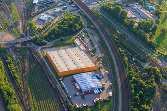 Emons Spedition GmbH & Co. KG und dm Lager in der Wolfartsweierer Straße im Ortsteil Oststadt in Karlsruhe im Bundesland Baden-Württemberg, Deutschland