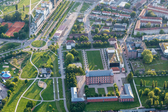 Gebäudekomplex im Schloßpark von Schloß Gottesaue und Otto-Dullenkopf Park im Hintergund links die Kriegsstraße West in Karlsruhe im Ortsteil Oststadt im Bundesland Baden-Württemberg, Deutschland