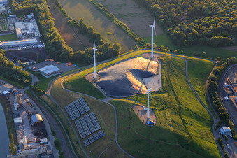 WKA und Photovoltaic auf dem Müllberg/Windberg am Rheinhafen im Ortsteil Knielingen in Karlsruhe im Bundesland Baden-Württemberg, Deutschland