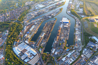 Karlsruher Rheinhäfen aus Osten im Ortsteil Mühlburg im Bundesland Baden-Württemberg, Deutschland