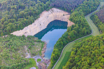 Luftbild von Steinbruchsee im Ortsteil Löffelsterz in Schonungen im Bundesland Bayern, Deutschland