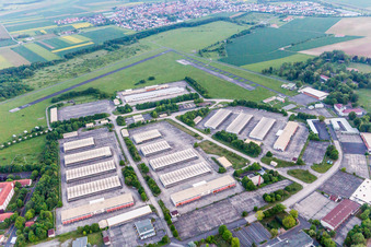 Luftbild von Gebäudekomplex der ehemaligen Militär- Kaserne in Geldersheim im Bundesland Bayern, Deutschland