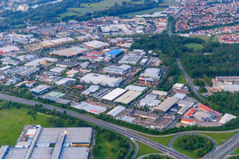 Luftbild von Industriegebiet Hafen-Ost (Friedrich-Rätzer-Straße und Silbersteinstraße) am Abend mit MediaMarkt Schweinfurt, Kunststofftechnik Ros GmbH & Co. KG und MAINCOR Rohrsysteme GmbH & Co. KG im Bundesland Bayern, Deutschland
