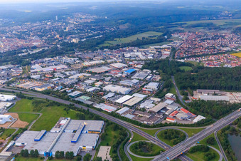 Luftaufnahme von Industriegebiet Hafen-Ost (Friedrich-Rätzer-Straße und Silbersteinstraße) am Abend mit MediaMarkt Schweinfurt, Kunststofftechnik Ros GmbH & Co. KG und MAINCOR Rohrsysteme GmbH & Co. KG im Bundesland Bayern, Deutschland