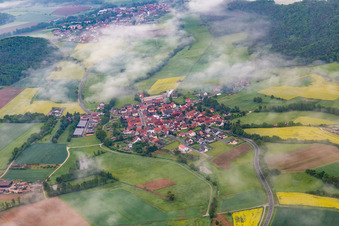 Dorf unter Wolken im Ortsteil Wustviel in Rauhenebrach im Bundesland Bayern, Deutschland